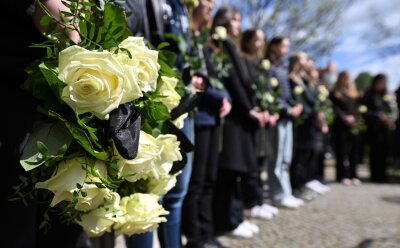 Bilder des Tages vom 26.04.2024 - Gedenkveranstaltung zum Schulmassaker am Erfurter Gutenberg-Gymnasium: Am 26. April 2002 hatte ein 19-jähriger Ex-Schüler zwölf Lehrer, zwei Schüler, eine Sekretärin sowie einen Polizisten erschossen und sich dann selbst getötet.