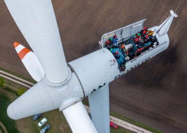 Bilder des Tages vom 26.04.2024 - Bürgermeister, Lokalpolitiker und interessierte Bürger besichtigten in Rostock die Turbinen auf einer Windkraftanlage mit geöffnetem Dach. Bereits vor dem Tag der Erneuerbaren Energien (27.04.) kann das Windrad besichtigt werden.