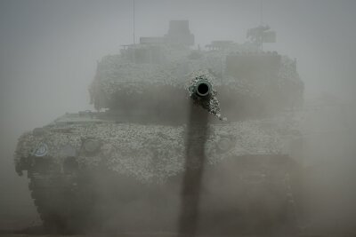 Bilder des Tages vom 26.04.2024 - Fahrt durch eine Staubwolke: Ein Leopard-2-Kampfpanzer der Bundeswehr bei der Nato-Übung "Griffin Storm" in Litauen.
