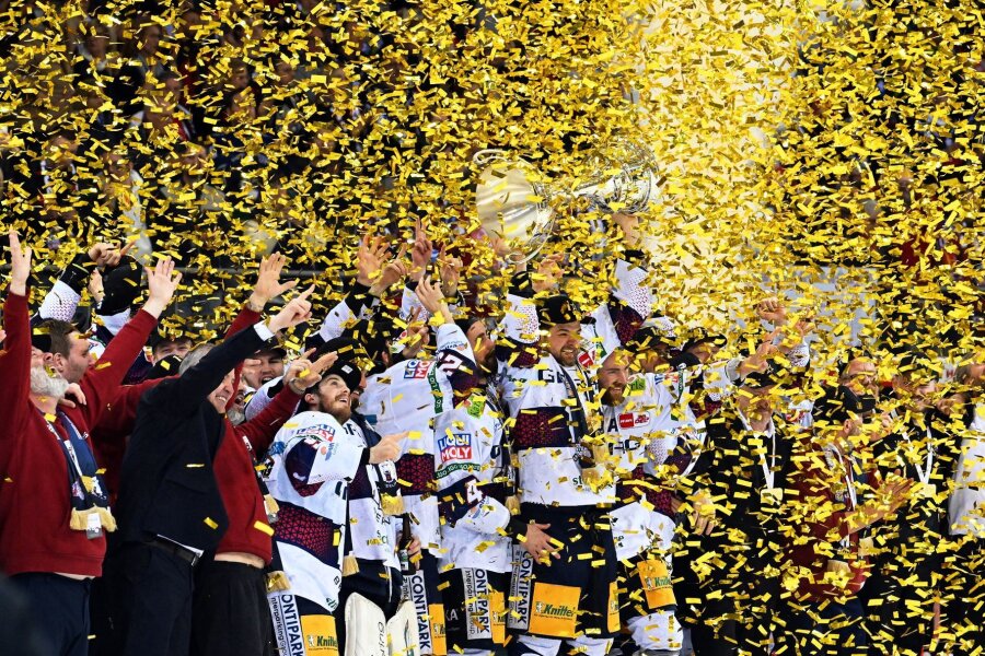 Bilder des Tages vom 26.04.2024 - Die Eisbären Berlin sind wieder deutscher Meister. Der Vorrundenzweite der Deutschen Eishockey Liga sicherte sich durch das 2:0 in Bremerhaven beim Hauptrundensieger Fischtown Pinguins vorzeitig den zehnten Meistertitel und damit die dritte Meisterschaft seit 2021.