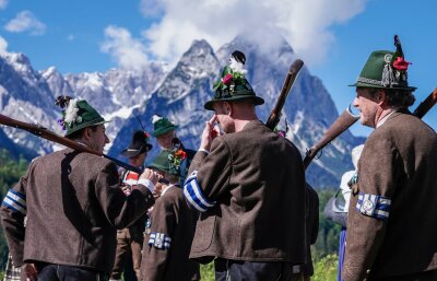 Bilder des Tages vom 26.05.2024 - In ihrer traditionellen Tracht nehmen Schützen am 27. Alpenregionstreffen der Gebirgsschützen statt. Gefeiert wird vor der Kulisse des Wettersteingebirges in Garmisch-Partenkirchen.