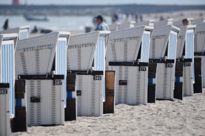 Bilder des Tages vom 26.05.2024 - Verschlossene Strandkörbe stehen an dem ansonsten gut besuchtem Ostseestrand in Warnemünde. Das Wetter am letzten Mai-Wochenende ist an der deutschen Ostseeküste bereits sommerlich.