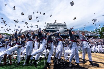 Bilder des Tages vom 26.05.2024 - Absolventen der US-Militärakademie West Point werfen ihre Mützen in die Luft, nachdem die Abschlussfeier des Jahrgangs 2024 beendet ist.