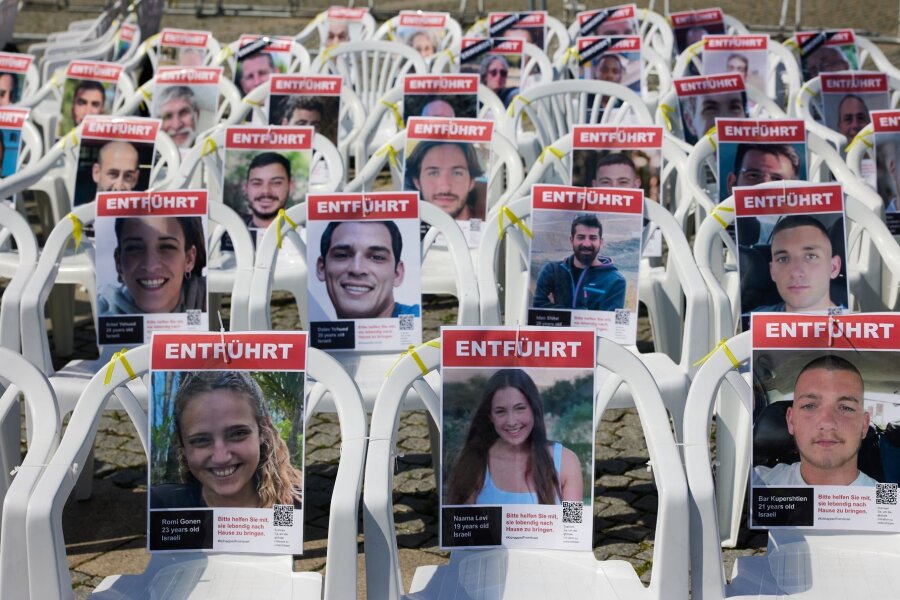 Bilder des Tages vom 26.05.2024 - Noch immer werden Dutzende Geiseln der Hamas vermisst. Stühle mit den ihren Fotos stehen auf dem Bebelplatz in Berlin.