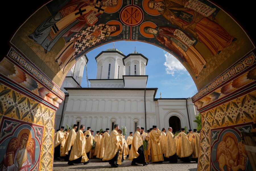 Bilder des Tages vom 27.04.2024 - Hunderte Priester und Gläubige versammeln sich nach einer Palmsonntagswallfahrt in Bukarest. Gemeinsam ziehen sie am Palmsonntag des orthodoxen Kalenders durch die rumänische Hauptstadt.