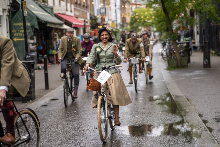 Bilder des Tages vom 27.04.2024 - Durch London im Retro-Stil: Traditionell britisch gekleidet, vorzugsweise Tweed, und mit klassischen Fahrrädern sind die Teilnehmer des jährlichen "Tweed Run" unterwegs.