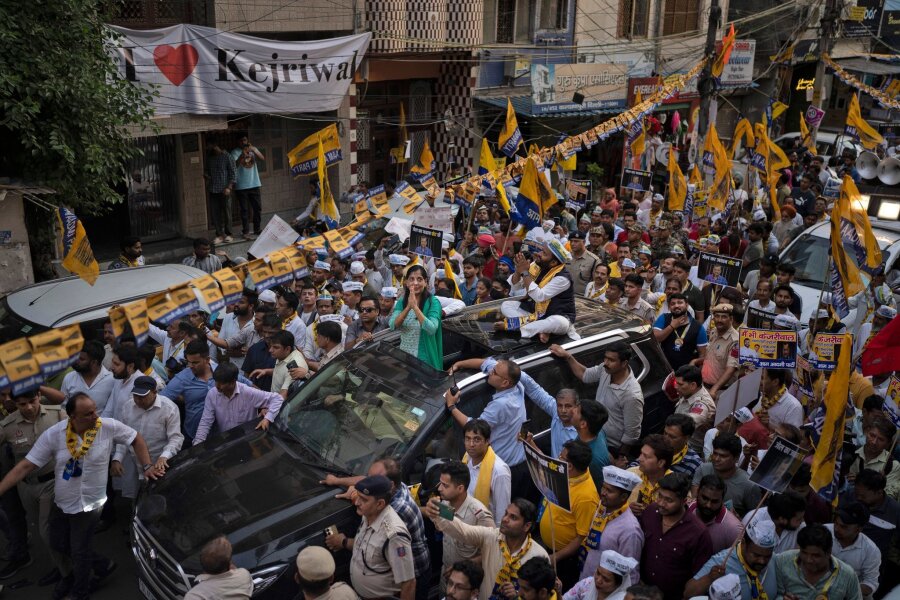 Bilder des Tages vom 27.04.2024 - Mit einem Zug von Anhängern fährt Sunita Kejriwal während der laufenden Nationalwahlen in Indien durch die Straßen Neu Delhis. Ihr Ehemann Arvind Kejriwal, ehemaliger Regierungschef und prominenter Oppositionsführer, wurde im März verhaftet.