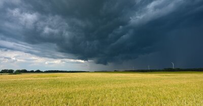 Bilder des Tages vom 27.05.2024 - Eine Gewitterzelle mit dunklen Wolken zieht über die Landschaft im Landkreis Märkisch-Oderland in Ostbrandenburg.