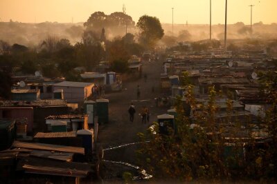 Bilder des Tages vom 27.05.2024 - Die Sonne steht tief und die Einwohner in Benoni, östlich von Johannesburg, machen sich auf den Weg zur Wahlurne. Sie dürfen heute vorzeitig in Südafrika ihre Stimme abgeben. Die Hauptwahlen finden am Mittwoch statt.