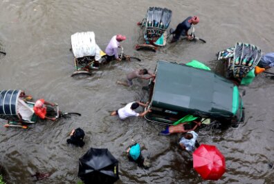 Bilder des Tages vom 27.05.2024 - In den meisten Gebieten der Stadt Chittagong in Bangladesch kam es zu Überschwemmungen, die durch den Zyklon "Remal" ausgelöst wurden.