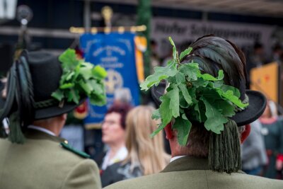 Bilder des Tages vom 27.05.2024 - Zwei Schützen tragen beim 592. Schlappentag in Hof Hüte mit Eichenblättern. Das Fest ist eines der ältesten Schützen- und Handwerkerfeste Deutschlands.
