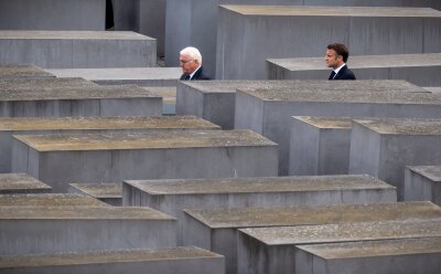 Bilder des Tages vom 27.05.2024 - Frankreichs Präsident Emmanuel Macron (r), besucht zusammen mit Bundespräsident Frank-Walter Steinmeier das Holocaust Mahnmal, das Denkmal für die ermordeten Juden Europas.