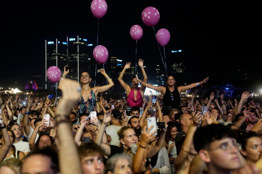 Bilder des Tages vom 27.06.2024 - Menschen tanzen auf dem Nova Healing Concert in Tel Aviv: Auf einem Nova-Musikfestival wurden am 7. Oktober 2023 Hunderte Besucher von der Hamas getötet oder nach Gaza entführt.