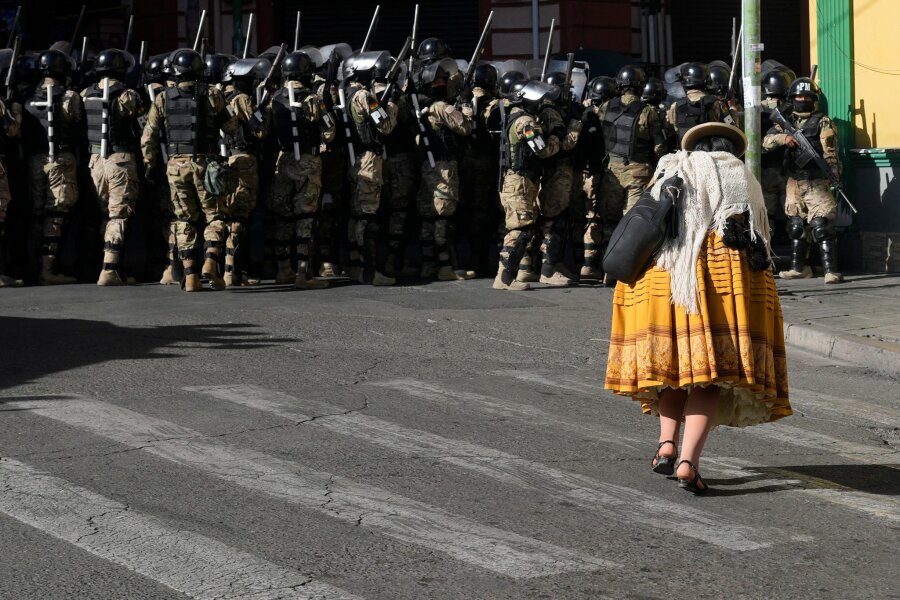 Bilder des Tages vom 27.06.2024 - Soldaten versuchten den Regierungspalast in der bolivianischen Stadt La Paz zu stürmen.