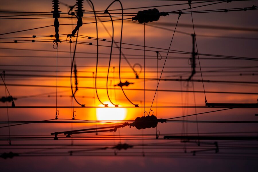 Bilder des Tages vom 27.06.2024 - Sonnenaufgang über den Gleisen in Köln.