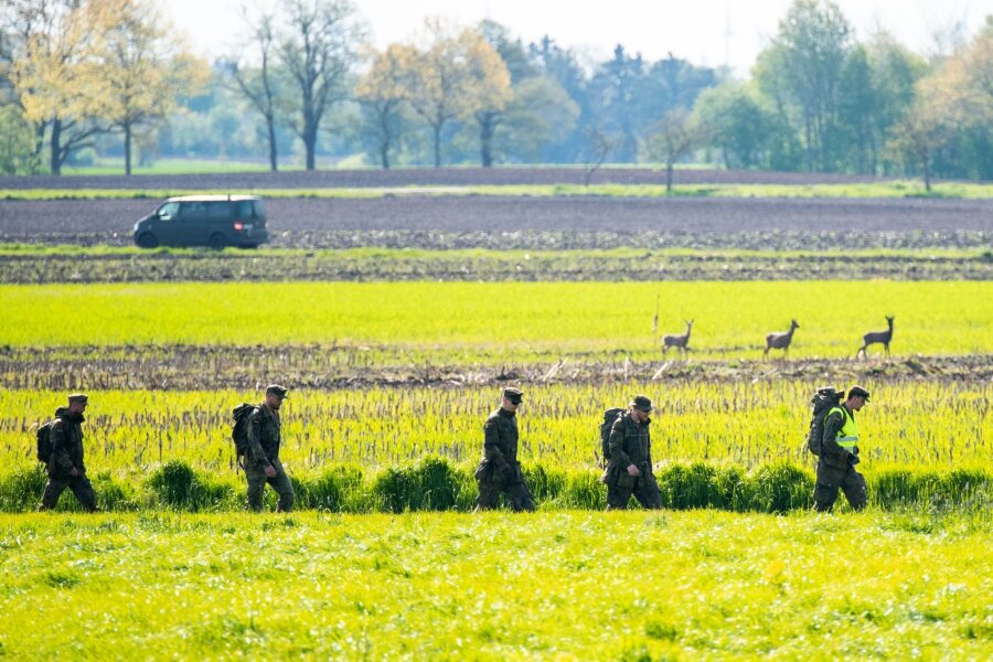 Bilder des Tages vom 28.04.2024 - Bundeswehrsoldaten suchen mit einer Menschenkette nach Arian. Der sechs Jahre alte Junge wird weiter vermisst. Seit dem Vormittag sind rund 800 Helfer im Einsatz. Es ist die bisher größte Suchaktion nach dem Jungen.