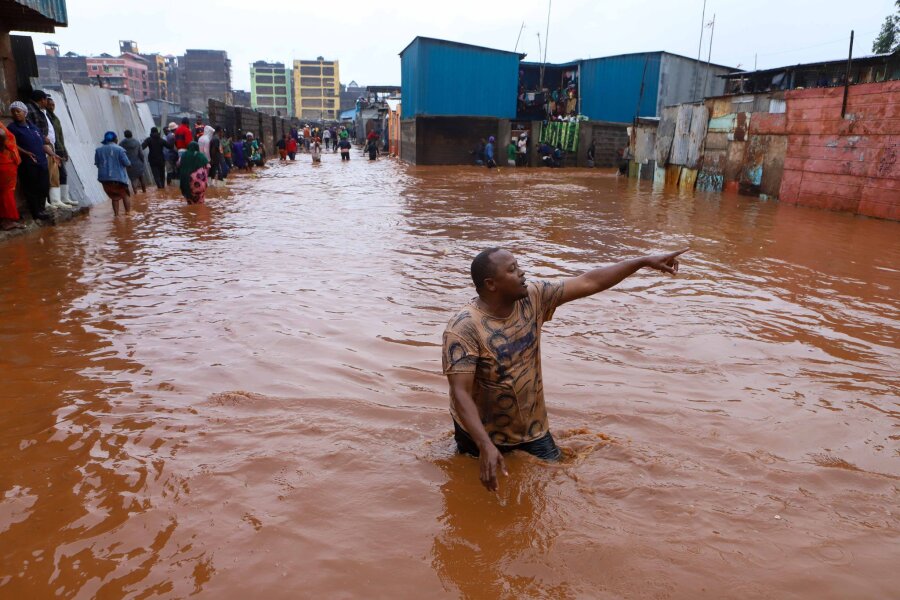 Bilder des Tages vom 28.04.2024 - Nach heftigen Regenfällen in Kenia stehen Teile des Landes unter Wasser. Besonders schlimm ist die Situation in den dichtbesiedelten Slums - wie hier in Nairobi.