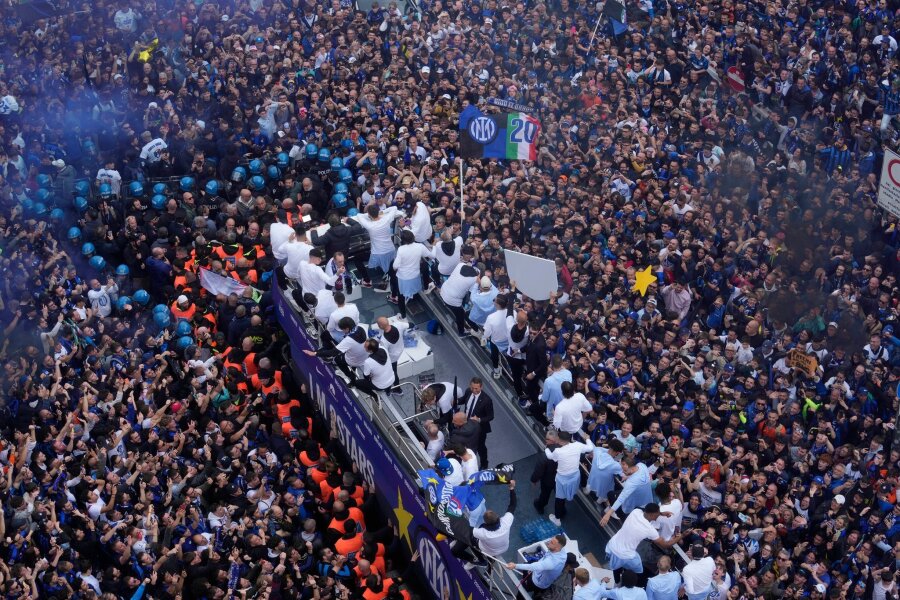 Bilder des Tages vom 28.04.2024 - Nach dem 2:0 Heimsieg Inter Mailands gegen den FC Turin feiern Fans den 20. Meistertitel der italienischen Mannschaft.
