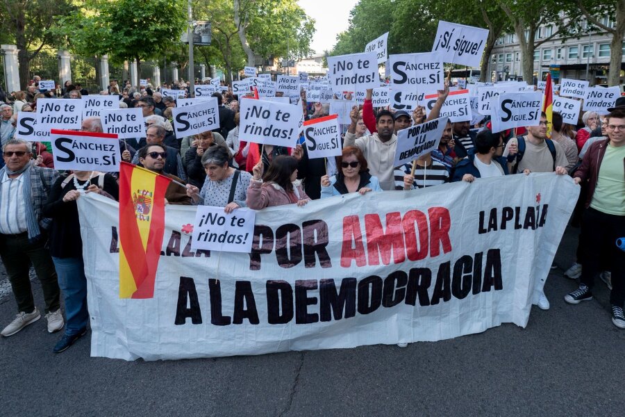 Bilder des Tages vom 28.04.2024 - Tausende Spanier und Spanierinnen gingen in Madrid auf die Straße, um ihre Unterstützung für Spaniens Ministerpräsident Pedro Sánchez auszudrücken. Sánchez will zu Beginn der Woche mitteilen, ob er sein Amt infolge einer Korruptionsanzeige gegen seine Ehefrau niederlegt.