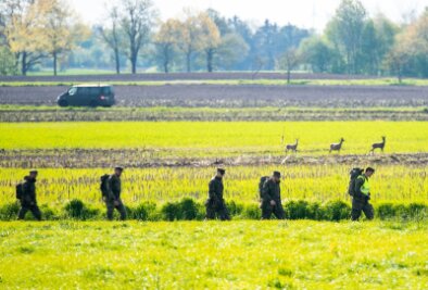 Bilder des Tages vom 28.04.2024 - Bundeswehrsoldaten suchen mit einer Menschenkette nach Arian. Der sechs Jahre alte Junge wird weiter vermisst. Seit dem Vormittag sind rund 800 Helfer im Einsatz. Es ist die bisher größte Suchaktion nach dem Jungen.