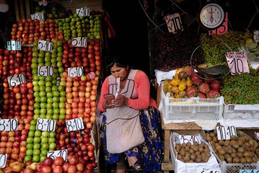 Bilder des Tages vom 28.06.2024 - Am Tag danach: Eine Verkäuferin wartet  an ihrem Obst- und Gemüsestand in La Paz auf Kunden. Zuvor hatten abtrünnige Militärs mit gepanzerten Fahrzeugen den zentralen Platz der Stadt besetzt und waren in den Regierungspalast vorgedrungen. Doch der Staatsstreich scheiterte.