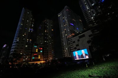 Bilder des Tages vom 28.06.2024 - Ein Autokino in Miami überträgt das erste TV-Duell zwischen US-Präsident Joe Biden und seinem republikanischen Kontrahenten Donald Trump.