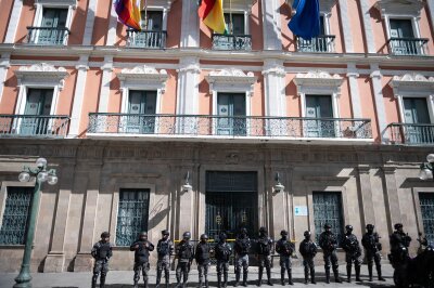 Bilder des Tages vom 28.06.2024 - Sicherheitskräfte bewachen den Regierungspalast in La Paz einen Tag nach einem Putschversuch gegen die bolivianische Regierung.