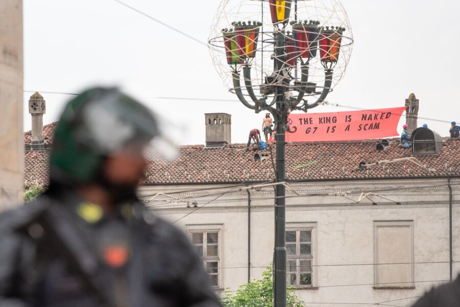 Bilder des Tages vom 29.04.2024 - Protest von oben: Aktivisten der Gruppe Extinction Rebellion halten auf dem Dach eines Turiner Universitätsgebäudes ein Banner hoch. Sie protestieren gegen den am Boden stattfindenden G7-Gipfel in Italien.