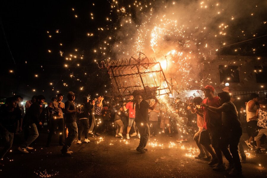 Bilder des Tages vom 29.04.2024 - Feuerwerk wird während der Feierlichkeiten zu Ehren von San Pedro de Verona in Veracruz in Mexiko gezündet.