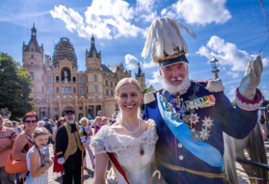Bilder des Tages vom 29.06.2024 - In Schwerin treffen sich kostümierte Gäste, um das Schlossfest zu feiern. Darunter sind auch "Großherzog Friedrich Franz II." und "Großherzogin Marie von Mecklenburg-Schwerin"