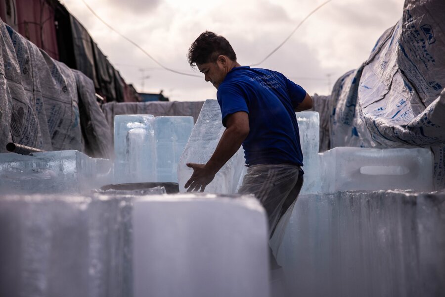 Bilder des Tages vom 30.04.2024 - Ein Mann liefert in Bangkok Eisblöcke auf einem Markt aus. Die Menschen in Thailand sowie in weiteren Ländern in der Region stöhnen unter einer anhaltenden Hitzewelle.