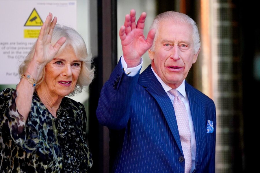 Bilder des Tages vom 30.04.2024 - König Charles III. und Königin Camilla besuchen ein Krebszentrum in London. Rund drei Monate nach Bekanntmachung seiner Krebsdiagnose hat der britische Monarch erstmals wieder einen öffentlichen Termin wahrgenommen.