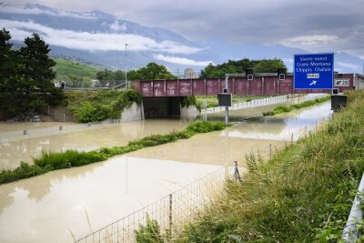Bilder des Tages vom 30.06.2024 - Die Rhone hat nach einem Unwetter im Schweizer Kanton Wallis die Autobahn A9 unter Wasser gesetzt.
