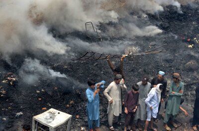 Bilder des Tages vom 30.06.2024 - Im pakistanischen Peschawar sind durch ein riesiges Feuer mehr als ein Dutzend Geschäfte ausgebrannt.