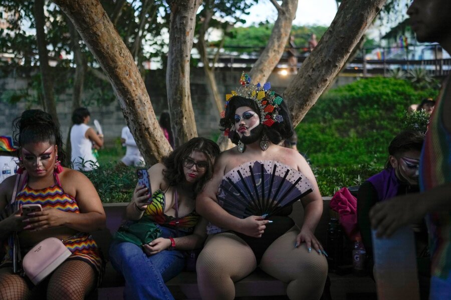 Bilder des Tages vom 30.06.2024 - Feiernde sitzen auf einer Bank während der Gay Pride Parade in Panama-Stadt, die den Höhepunkt des Pride Month markiert.