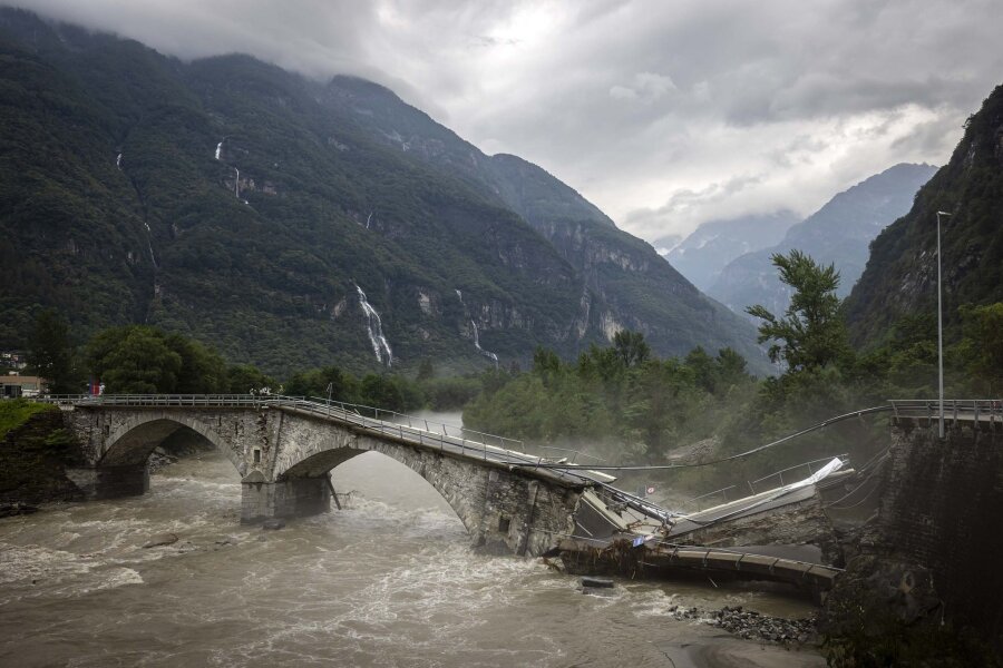 Bilder des Tages vom 30.06.2024 - Trümmer im Maggiatal: Im südlichen Schweizer Kanton Tessin brachte ein Erdrutsch während eines heftigen Gewitters eine Brücke zum Einsturz. Die Schweizer Rettungskräfte bargen zwei Leichen, eine Person bleibt vermisst.