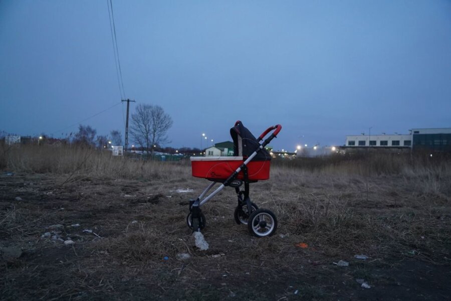 Ein verlassener Kinderwagen an der polnischen Grenzen.
