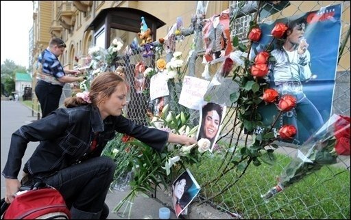 Bilder: Trauer um Michael Jackson - Die Welt trauert um Michael Jackson: Der "King of Pop" starb kurz vor seinem geplanten Comeback in Los Angeles. Geschockte Fans versammelten sich weltweit zu Trauerkundgebungen. Das Foto zeigt Michael-Jackson-Fans, die in Moskau Blumen und Porträts des "King of Pop" an den Zaun der US-Botschaft gehängt haben.