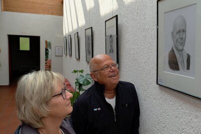 Bilder von Bruce Willis und Co. grüßen in Reichenbach aus Ausstellung - Im Bild betrachten Gabi Strobel und Eberhard Popp vom Senioren-Computer-Club das Konterfei von Bruce Willis.