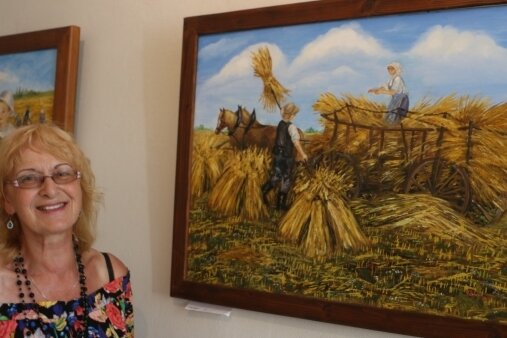 Stephanie Schnabel zeigt in ihrer Ausstellung auch verschiedene Bilder mit landwirtschaftlichen Motiven von früher. 