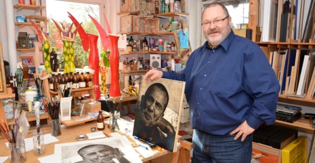 Bildermacher verrät nicht alles - Lichtblau in seinem Atelier in Niederwiesa: Der Künstler feiert am Mittwoch seinen 50. Geburtstag.