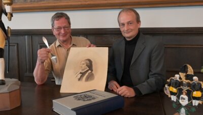 Bildersuche bringt Familiengeschichte ans Licht - Dr. Christoph Lenssen (links) und Henning Bleyl mit dem Hochzeitslöffel und dem Bild der Schneeberger Vorfahrin. 