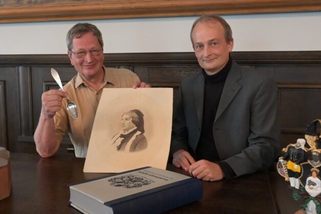 Bildersuche bringt Familiengeschichte ans Licht - Dr. Christoph Lenssen (links) und Henning Bleyl mit dem Hochzeitslöffel und dem Bild der Schneeberger Vorfahrin. 