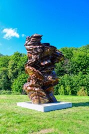 Bildhauer Tony Cragg - Weltstar und Erschaffer der Purple-Path-Skulptur in Aue-Bad Schlema - feiert seinen 75. als Brite mit deutschem Pass - Die Skulptur "Stack" von Tony Cragg im Kurpark von Aue-Bad Schlema. 
