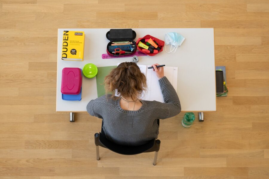 Bildungschancen in Sachsen besonders ungleich - Eine Schülerin sitzt während der Abiturprüfung auf ihrem Platz.