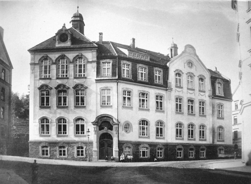 "Bildungshügel" ist nun 100 Jahre alt - 
              <p class="artikelinhalt">Die alte Posamentenfachschule in einer Aufnahme von 1911.</p>
            