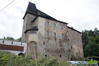Bill Gates und eine eingemauerte Hexe: Die Geheimnisse der Burg Wildstein - Die Burg Wildstein im tschechischen Skalná. Im Jahr 1224 wurde das historische Gebäude erstmals urkundlich erwähnt. Der Ort Skalná hieß ursprünglich wie die Burg Vildštejn und war bis 1945 überwiegend von Deutschböhmen besiedelt. Nach deren Vertreibung erfolgte 1950 die Umbenennung des Ortes.