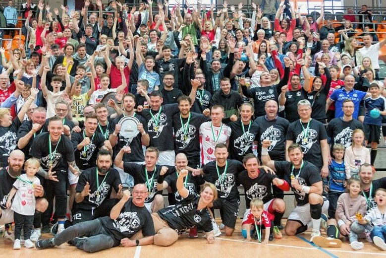 "Bin stolz auf unsere Mannschaft" - Mannschaft, Verantwortliche und Fans des HC Einheit Plauen feierten nach dem 22. Sieg im 22. Spiel eine berauschende Saison in der Handball-Sachsenliga. Am kommenden Wochenende kann der HCE das Spieljahr mit dem Gewinn des Sachsenpokals krönen.