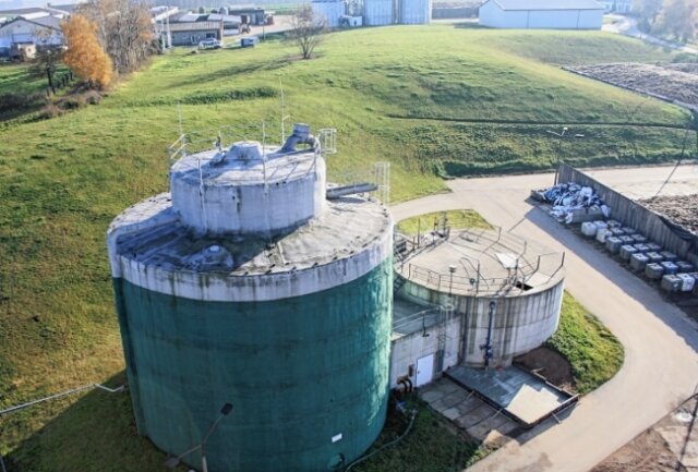 Biogasanlage feiert zehnten Geburtstag - In der Vorgrube rechts wird die Gülle gelagert, im Fermenter links wird die organische Substanz abgebaut und das Biogas gebildet. 