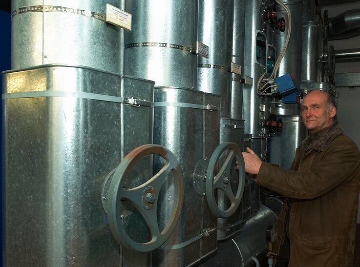 Biogasanlage heizt Klinik so ganz nebenbei - 
              <p class="artikelinhalt">Bernd Forbriger, technischer Leiter der Paracelsus-Klinik, am anderen Ende der Leitung. Über Wärmetauscher wird dem 80 Grad warmen Wasser Wärme entzogen. Das auf 60 Grad gekühlte Wasser fließt wieder zurück.</p>
            
